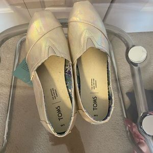 TOMS Size 8 Womens holographic shoe with tags still on